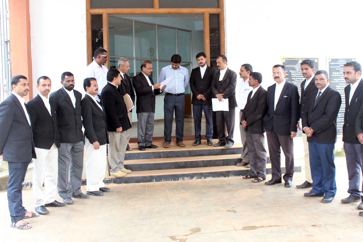 ವಕೀಲರ ಸಂಘದ ವತಿಯಿಂದ ಅಧಿಕಾರಿಗಳಿಗೆ ಮನವಿ